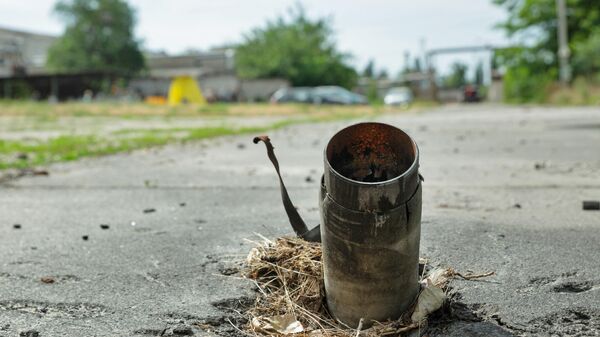 Осколок снаряда на территории, прилегающей к заводу Азот в Северодонецке - Sputnik Беларусь