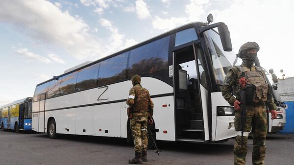 Автобус с пленными украинскими военными. Архивное фото - Sputnik Беларусь