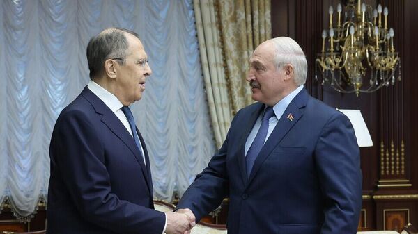 Александр Лукашенко на встрече с министром иностранных дел РФ Сергеем Лавровым в Минске - Sputnik Беларусь