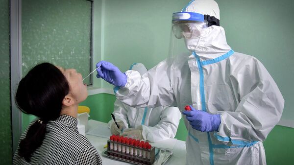 Северокорейский врач берет анализ на коронавирус - Sputnik Беларусь