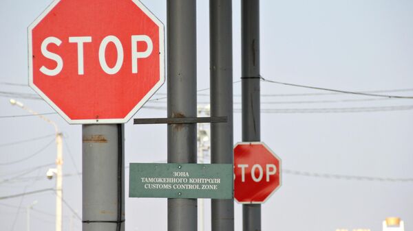 Дорожные знаки на пункте пропуска Джанкой на границе России и Украины - Sputnik Беларусь