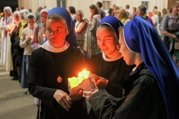 И не только верующие - к святыне в этот день приходят и монахини, и священнослужители - Sputnik Беларусь