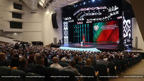 Президент Беларуси Александр Лукашенко на торжественном собрании по случаю Дня Независимости - Sputnik Беларусь