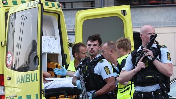Машина скорой помощи и вооруженная полиция во время эвакуации людей из торгового центра Fields в Копенгагене, Дания, 3 июля 2022 года - Sputnik Беларусь