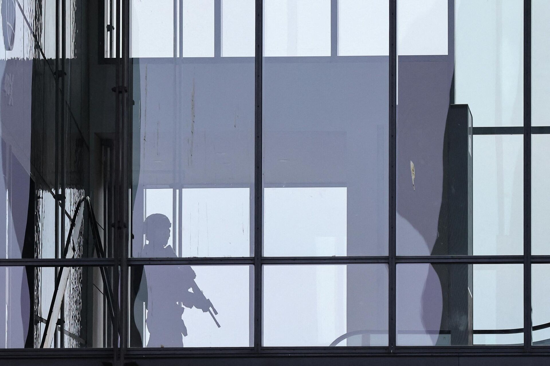 Вооруженный полицейский во время эвакуации людей из торгового центра Fields в Копенгагене - Sputnik Беларусь, 1920, 03.07.2022