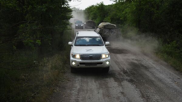 Машины и военная техника на дороге в окрестностях Лисичанска - Sputnik Беларусь