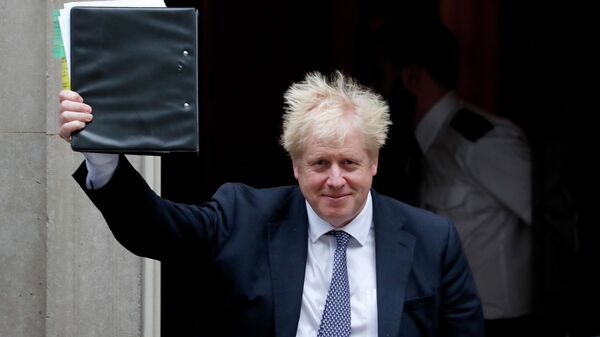 Премьер-министр Великобритании Борис Джонсон у своей резиденции на Даунинг-стрит в Лондоне - Sputnik Беларусь