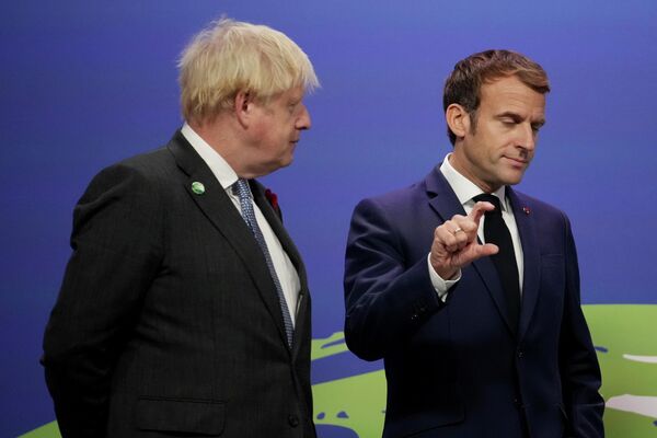 Премьер-министр Великобритании Борис Джонсон и президент Франции Эммануэль Макрон на саммите ООН по климату COP26 в Глазго, Шотландия, 1 ноября 2021 года. - Sputnik Беларусь