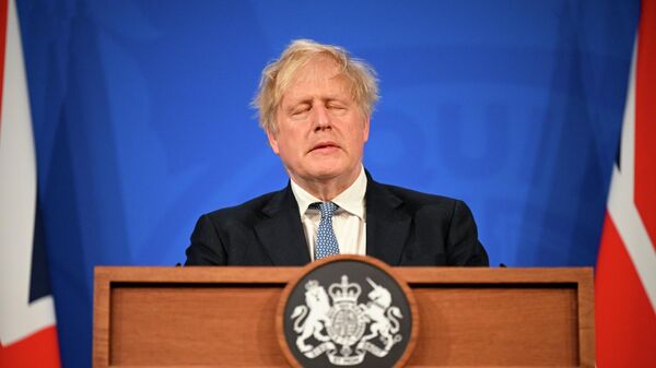 Премьер-министр Великобритании Борис Джонсон выступает на пресс-конференции на Даунинг-стрит в Лондоне - Sputnik Беларусь