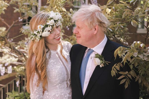 Джонсон и его жена Кэрри в саду на Даунинг-стрит после свадьбы, 29 мая 2021 года. - Sputnik Беларусь