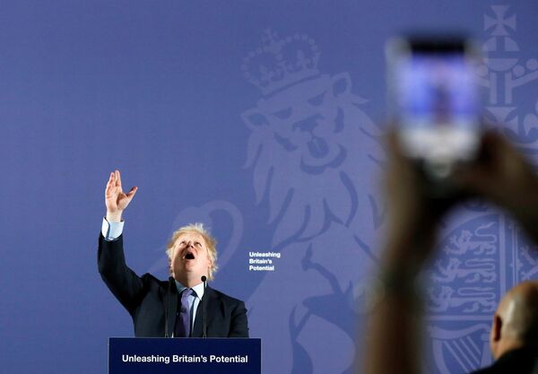Премьер-министр Великобритании Борис Джонсон выступает с речью в Старом Королевском военно-морском колледже в Гринвиче, на юго-востоке Лондона, 3 февраля 2020 года. Премьер-министр Борис Джонсон пообещал: &quot;Мы не будем участвовать в какой-то беспощадной гонке на выживание. Мы не уходим из ЕС, чтобы подрывать европейские стандарты. Мы не будем заниматься каким-либо демпингом, будь то коммерческий, социальный или экологический&quot;. - Sputnik Беларусь