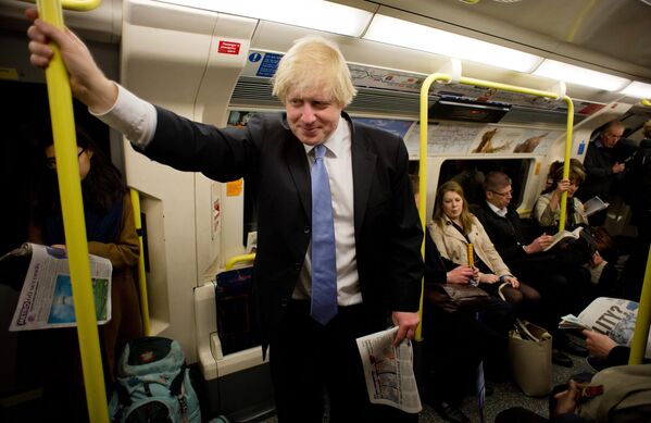 Мэр Лондона Борис Джонсон едет в лондонском метро после того, как отдал свой голос на местных выборах на избирательном участке в северной части Лондона 3 мая 2012 года. - Sputnik Беларусь