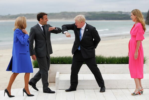 Джонсон приветствует президента Франции Эммануэля Макрона. Их супруги, Кэрри Джонсон и Бриджит Макрон стоят рядом во время G7 в отеле Carbis Bay в Карбис-Бей, Сент-Айвс, Корнуолл, Англия, 11 июня 2021 года. - Sputnik Беларусь