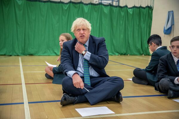 Премьер-министр Великобритании во время визита в школу Касл-Рок в первый день возвращения учеников в школы в Коулвилле, Ист-Мидлендс, Англия, 26 августа 2020 года.  - Sputnik Беларусь