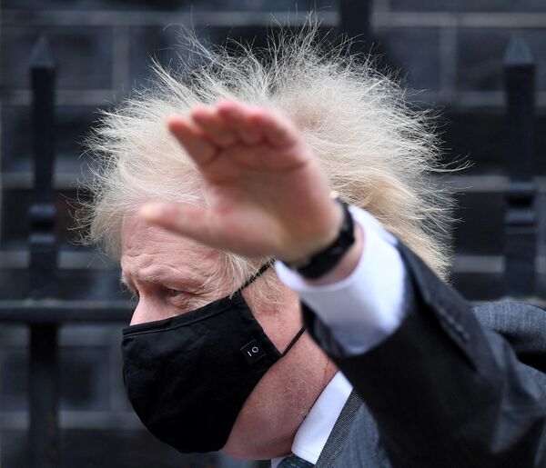 Премьер-министр Великобритании Борис Джонсон в маске покидает Даунинг-стрит, 10 в центре Лондона 10 февраля 2021 года. - Sputnik Беларусь