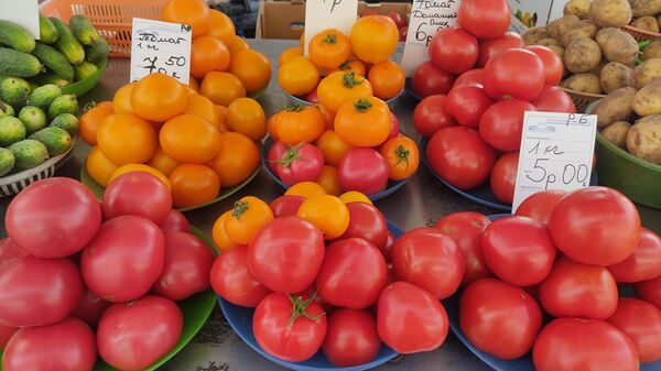 Цены на томаты на Комаровке стартуют от 4 с половиной рублей за кило   - Sputnik Беларусь