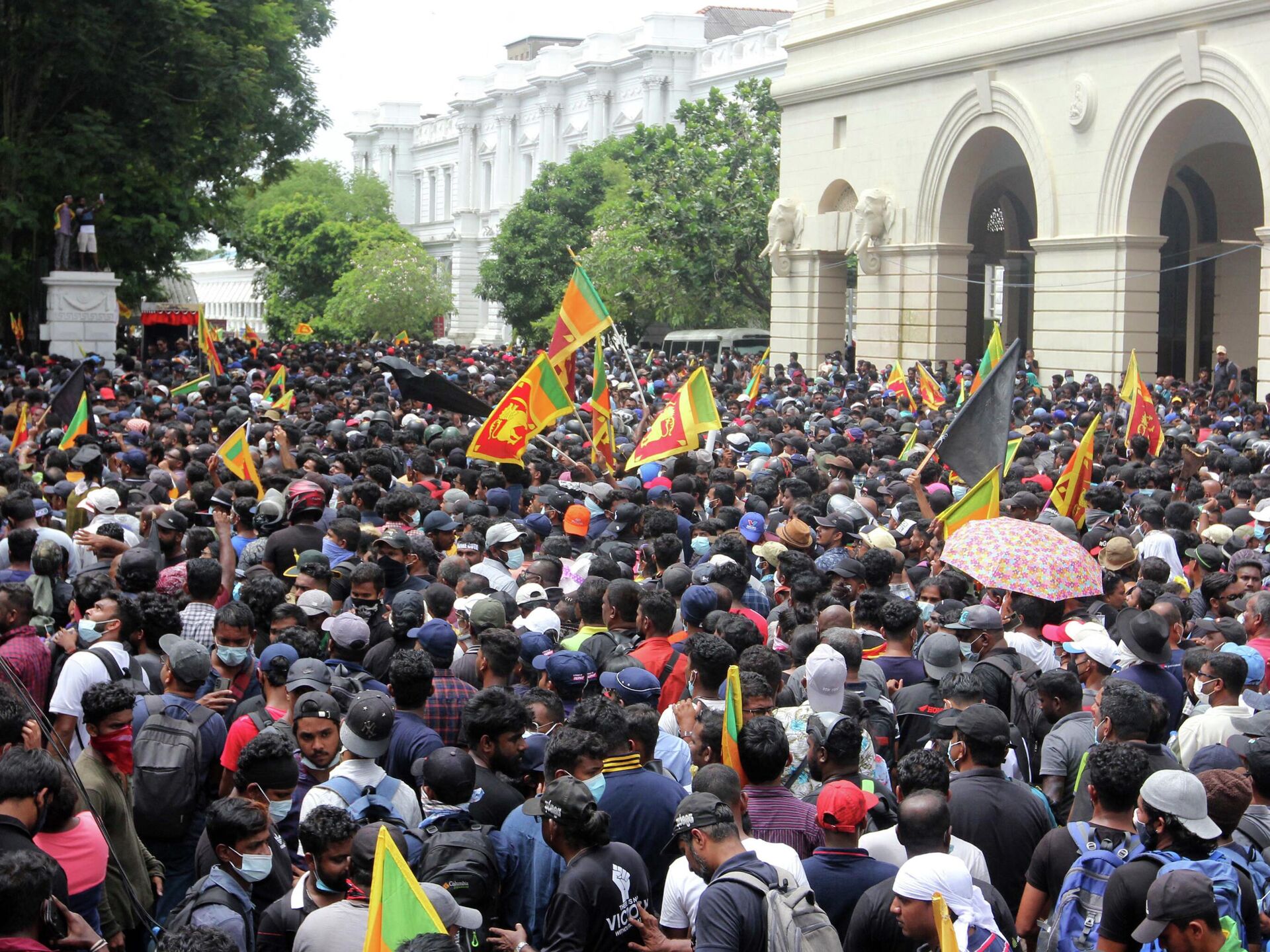 Шри ланке 2022. Протесты в Шри Ланке 2022. Революция на Шри Ланке 2022. Беспорядки в Шри Ланке 2022.