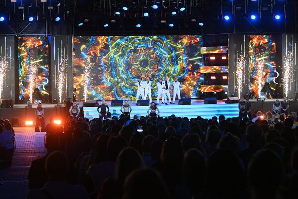 Зрителей удивляют не только песнями-танцами, но и эффектным оформлением сцены. - Sputnik Беларусь