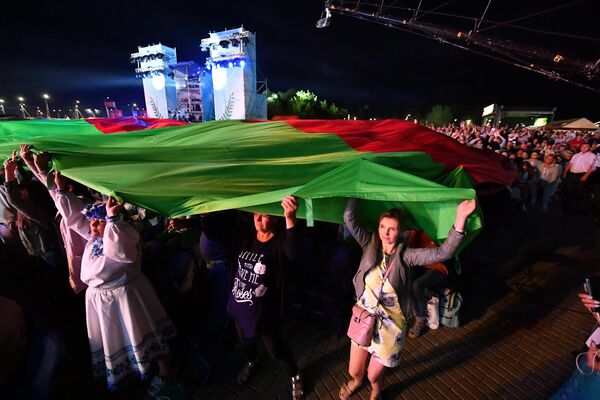 В финале концерта зрители развернули огромный белорусский флаг. - Sputnik Беларусь
