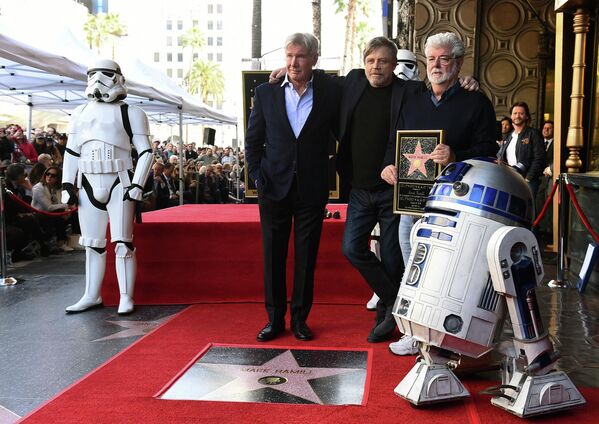 Спустя 40 лет после первых &quot;Звездных войн&quot;, в 2018 году, актер Марк Хэмилл (Люк Скайуокер) получил свою именную звезду на голливудской &quot;Аллее славы&quot; в Лос-Анджелесе. На фото - в компании Джорджа Лукаса, Харрисона Форда и R2-D2. - Sputnik Беларусь