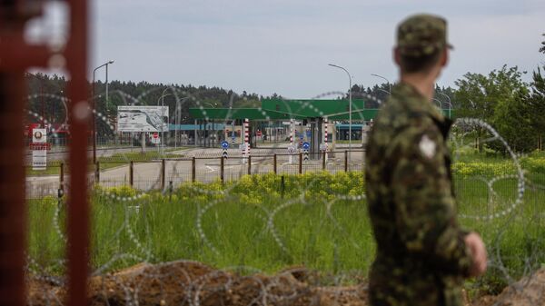 Офицер пограничной службы смотрит на закрытый пограничный переход в Кузнице, Подляское воеводство - Sputnik Беларусь