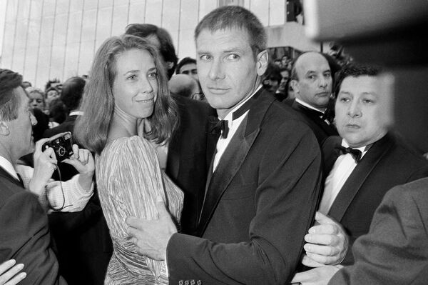 Харрисон Форд с первой женой Мэри Маркард на премьере романтического триллере 1985 года &quot;Свидетель&quot;, получившего два &quot;Оскара&quot;. - Sputnik Беларусь