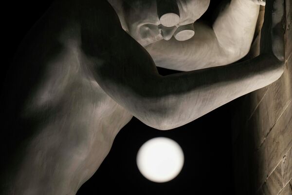 Полная луна за скульптурой  &quot;Мистер Арбитриум&quot; Эмануэле Джаннелли, опирающейся на Арку Мира, в Милане. - Sputnik Беларусь