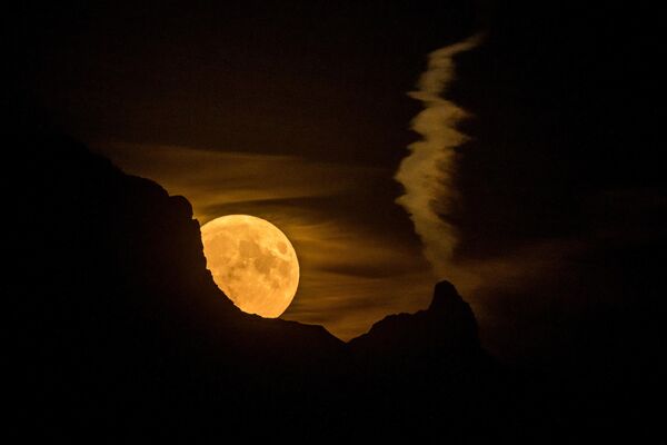 Полная луна в Швейцарских Альпах, вид из Шексбра. - Sputnik Беларусь