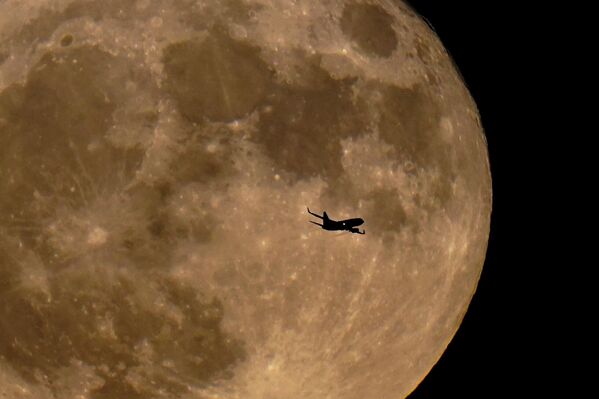Самолет пролетает перед полной луной в Милуоки. - Sputnik Беларусь
