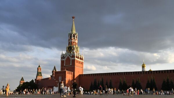Люди гуляют на Красной площади в Москве - Sputnik Беларусь