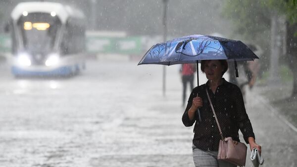 Женщина под зонтом во время дождя  - Sputnik Беларусь