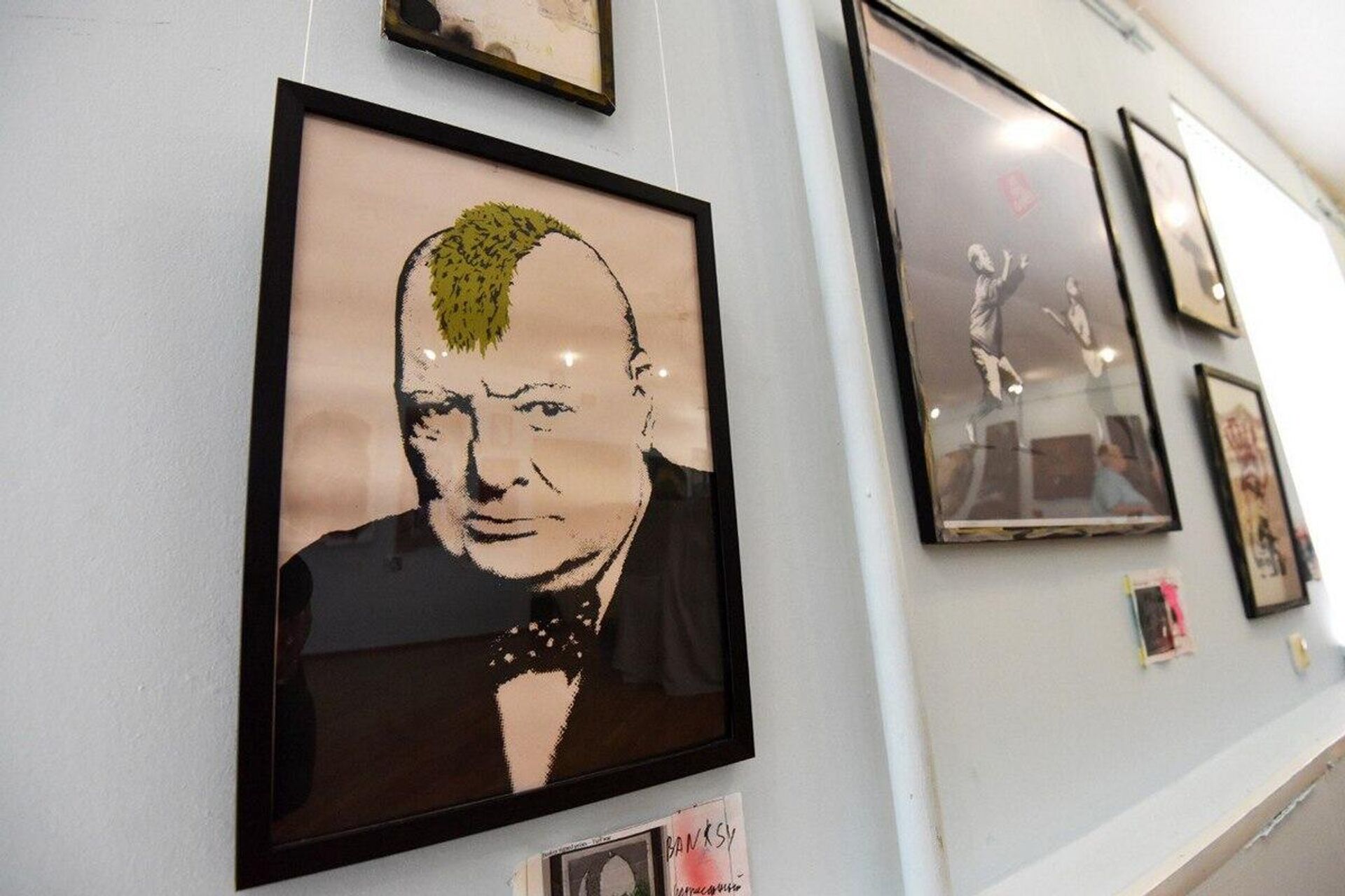 Черчилль с ирокезом — это не фотография, а сертифицированный принт с подписью Бэнкси - Sputnik Беларусь, 1920, 19.07.2022