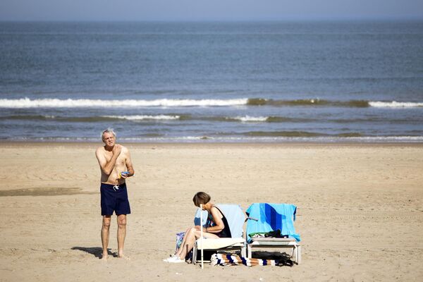 Отдыхающие на пляже в Зандвоорте, Нидерланды. - Sputnik Беларусь