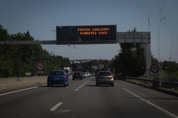 Предупреждение: &quot;Экстремальная жара, пейте воду&quot; на дорожном кольце в Нанте, Франция. - Sputnik Беларусь