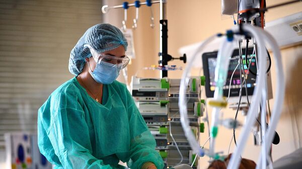 Медицинский персонал оказывает помощь пациенту в отделении интенсивной терапии для пациентов, инфицированных Covid-19, во Франции - Sputnik Беларусь