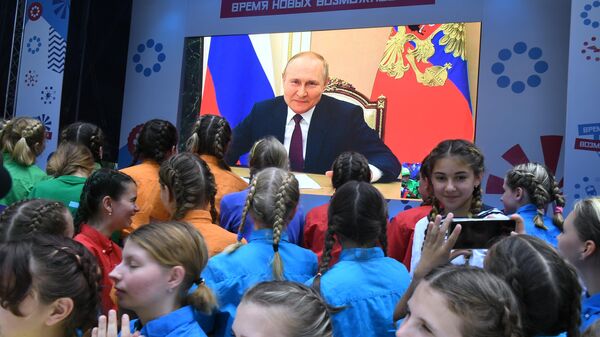 Путин рассказал школьнику, как не превратиться в ботаника – видео - Sputnik Беларусь