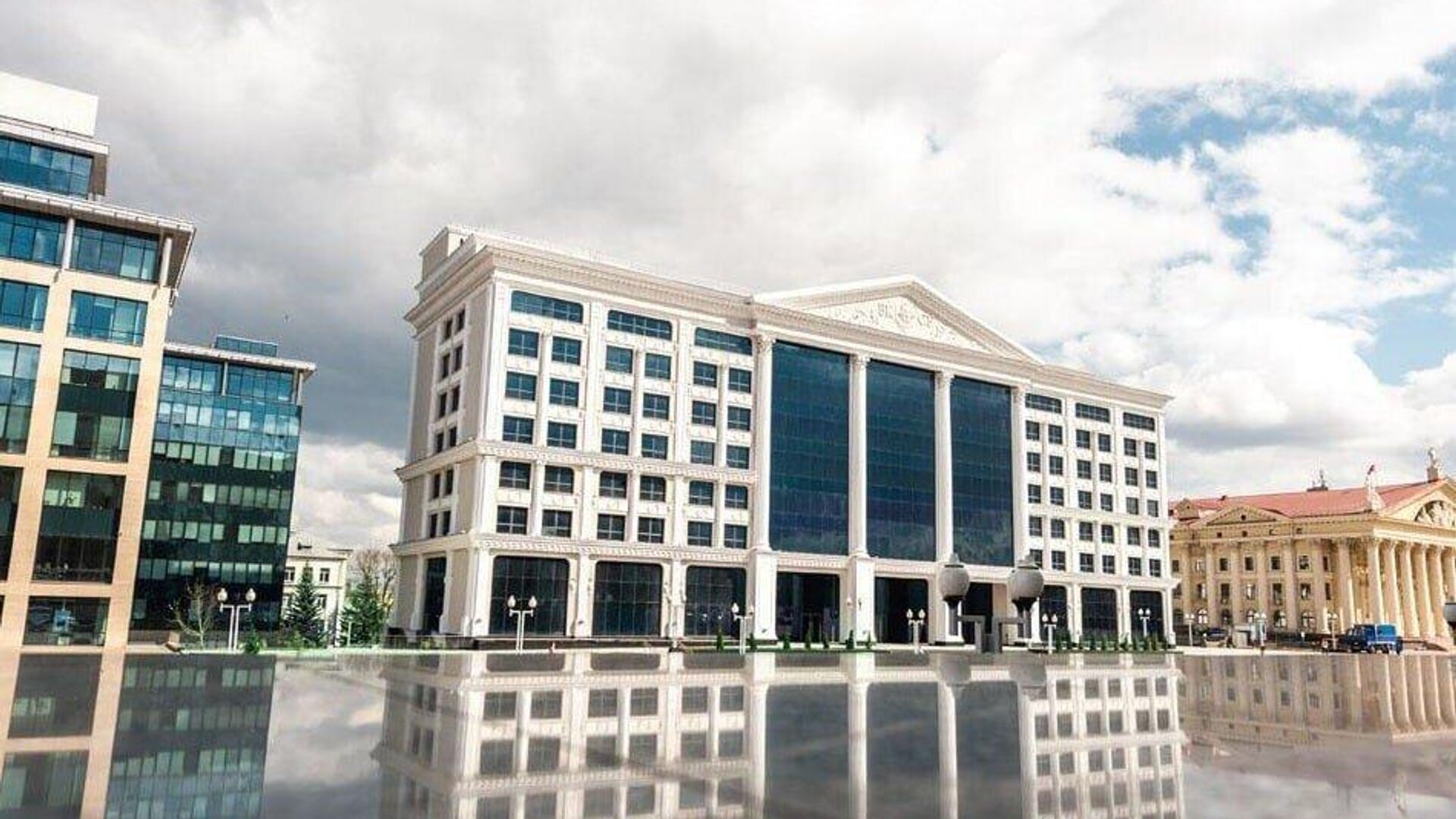 Бизнес-центр, построенный на месте бывшего музея Великой Отечественной войны - Sputnik Беларусь, 1920, 20.07.2022
