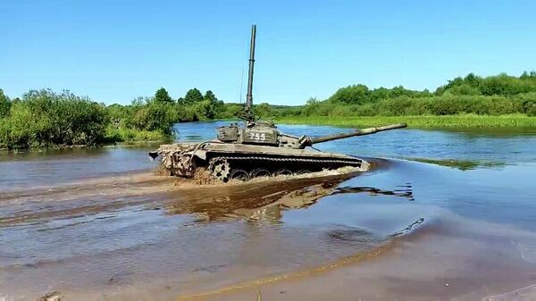 Красиво плывут: военные показали купание танка в Березине – видео - Sputnik Беларусь