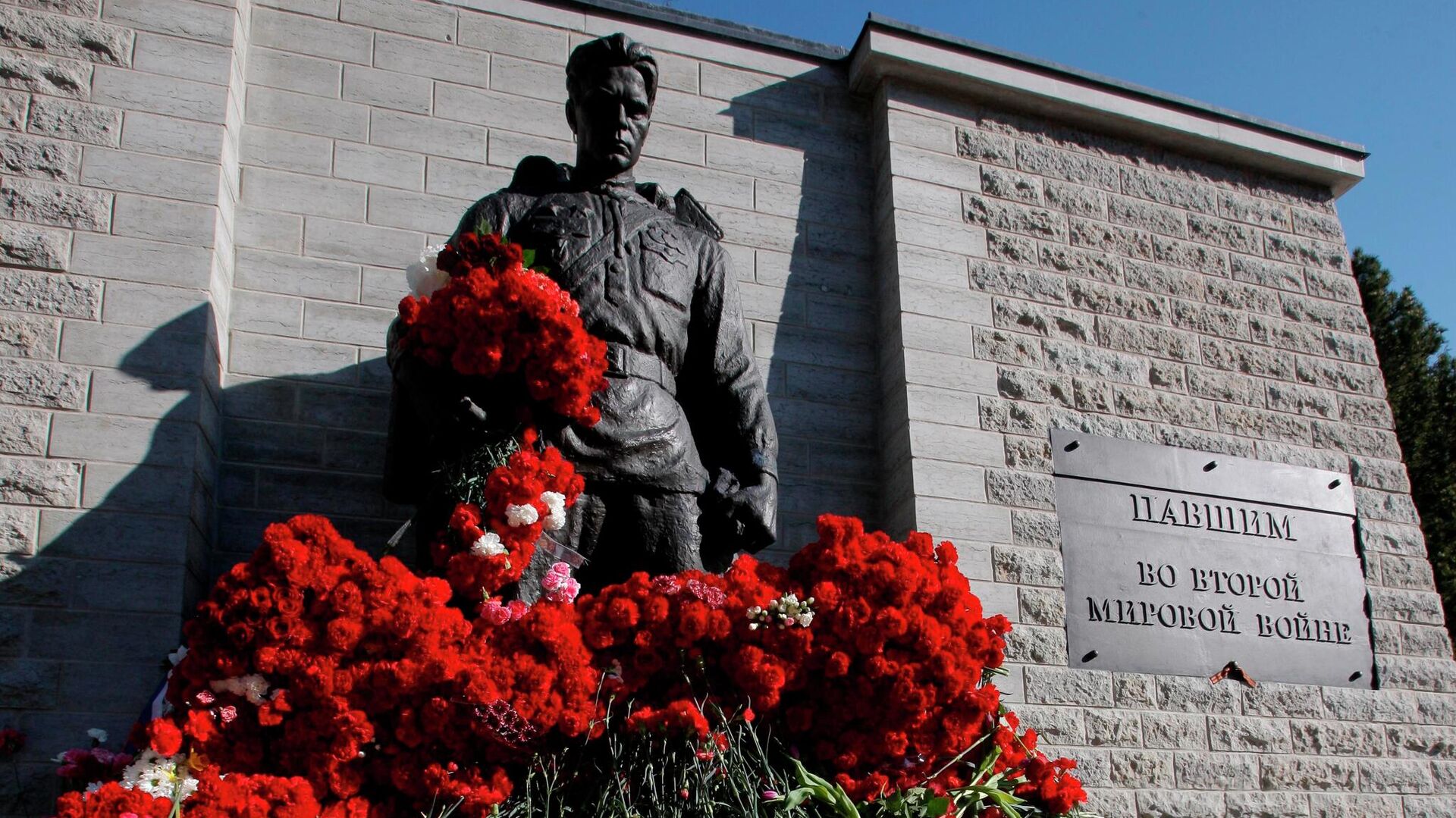 Монумента Павшим во Второй мировой войне на Военном кладбище в Таллине  - Sputnik Беларусь, 1920, 21.07.2022