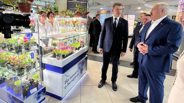 Лукашенко посещает ТЦ Столица в центре Минска - Sputnik Беларусь