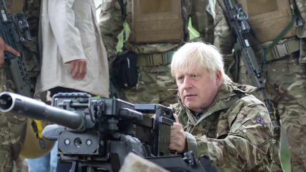 Джонсон с гранатой: экс-премьер Британии почувствовал себя военным - видео - Sputnik Беларусь