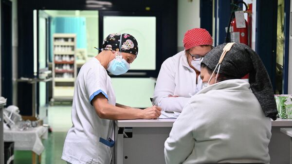 Медицинский персонал работает в отделении интенсивной терапии  в больнице в Риме - Sputnik Беларусь