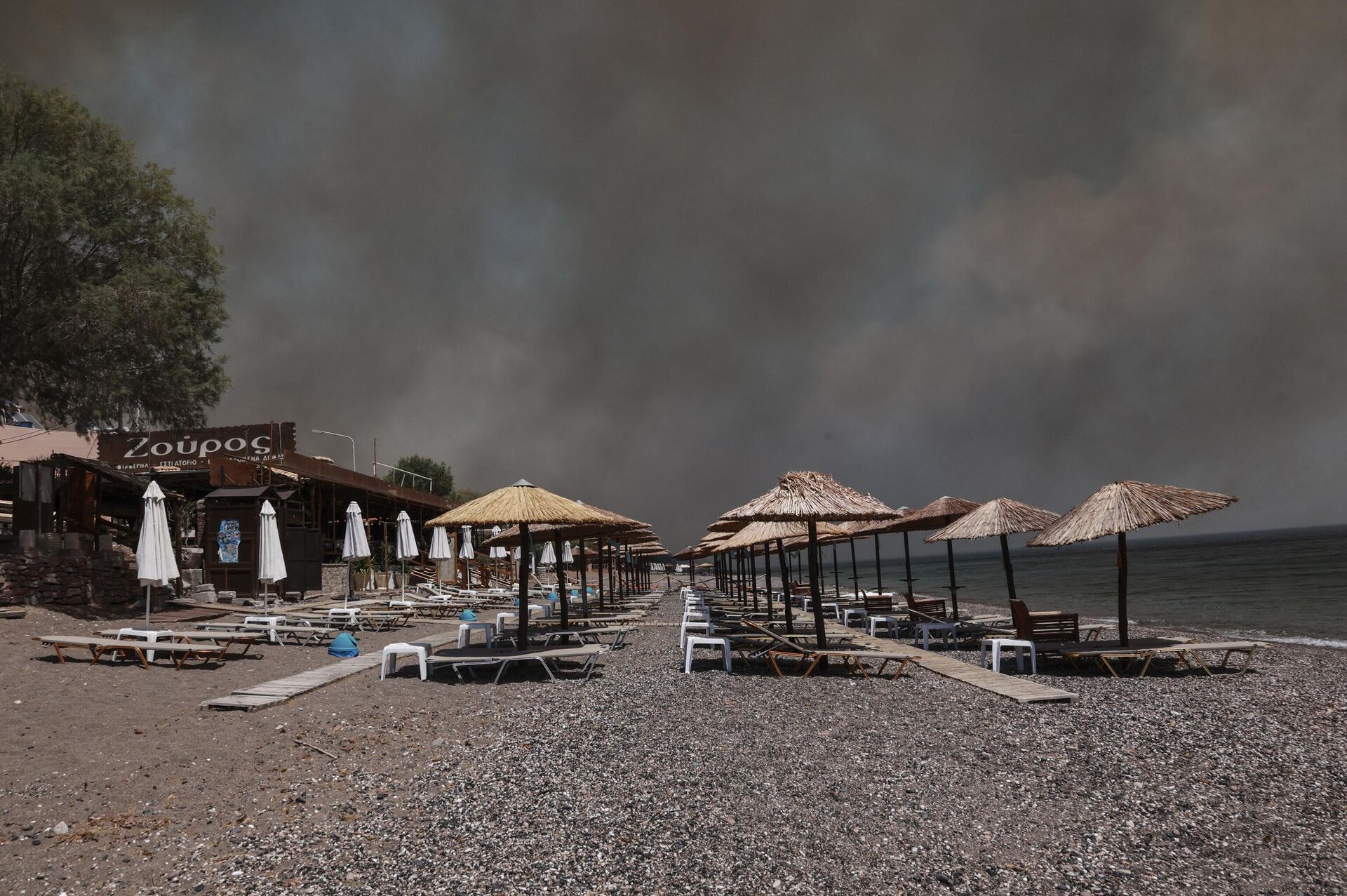 Дым от лесного пожара над пляжем на острове Лесбос - Sputnik Беларусь, 1920, 24.07.2022