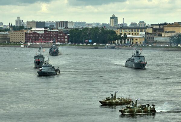 Корабли в акватории реки Невы, на первом плане справа: патрульные катера проекта 03160 &quot;Раптор&quot;. - Sputnik Беларусь