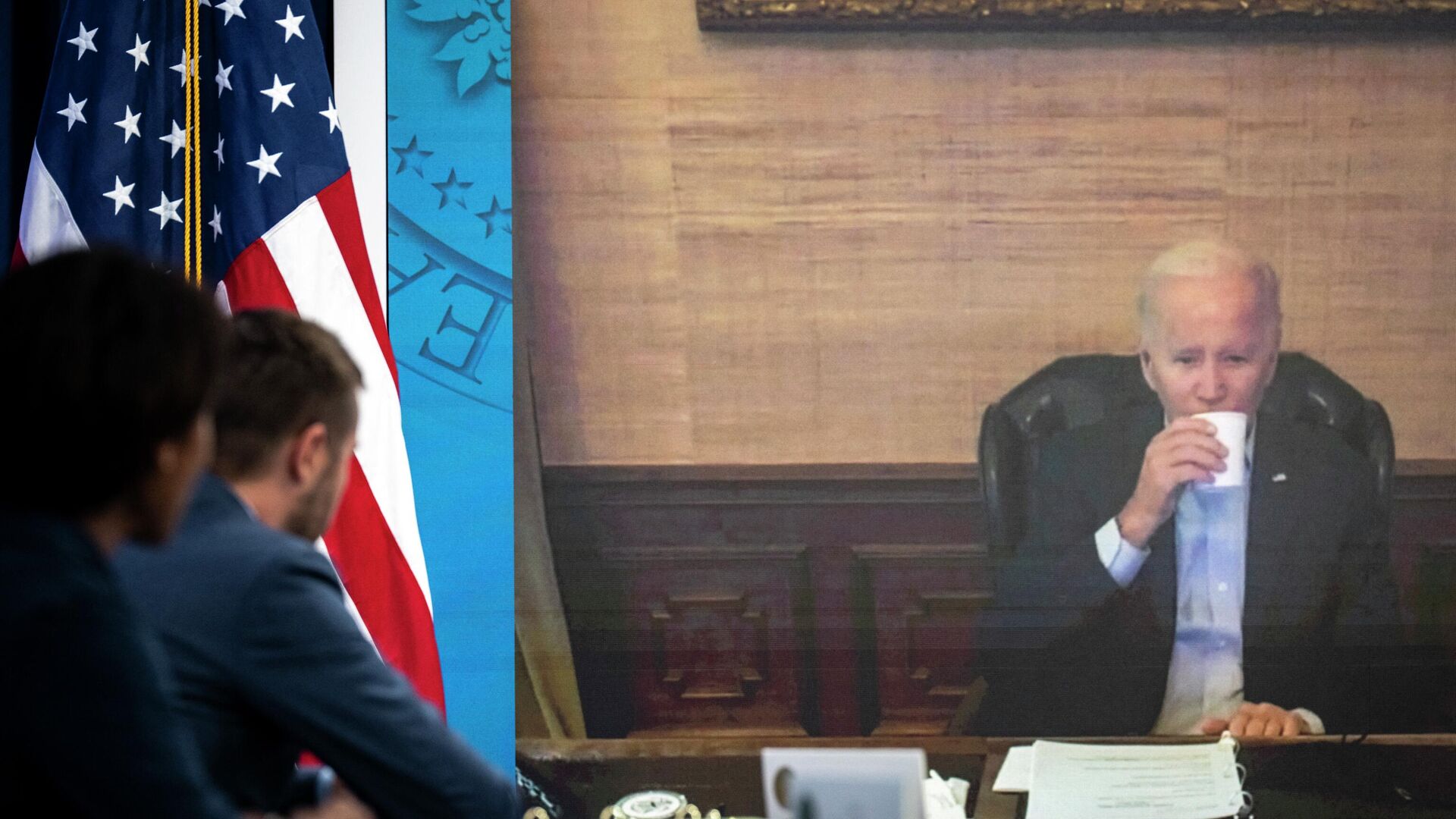 Президент США Джо Байден виртуально участвует во встрече со своей экономической командой в зале Южного суда кампуса Белого дома - Sputnik Беларусь, 1920, 24.07.2022