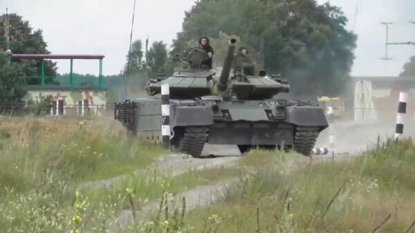 В Беларуси испытывают собственный танк Т-72 – видео  - Sputnik Беларусь