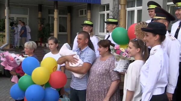 С цветами и подарками: милиционеры встретили роженицу, которой спасли жизнь - Sputnik Беларусь