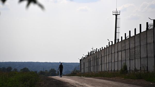 Забор следственного изолятора в Еленовке, по которому ВСУ нанесли удар из американской РСЗО HIMARS - Sputnik Беларусь