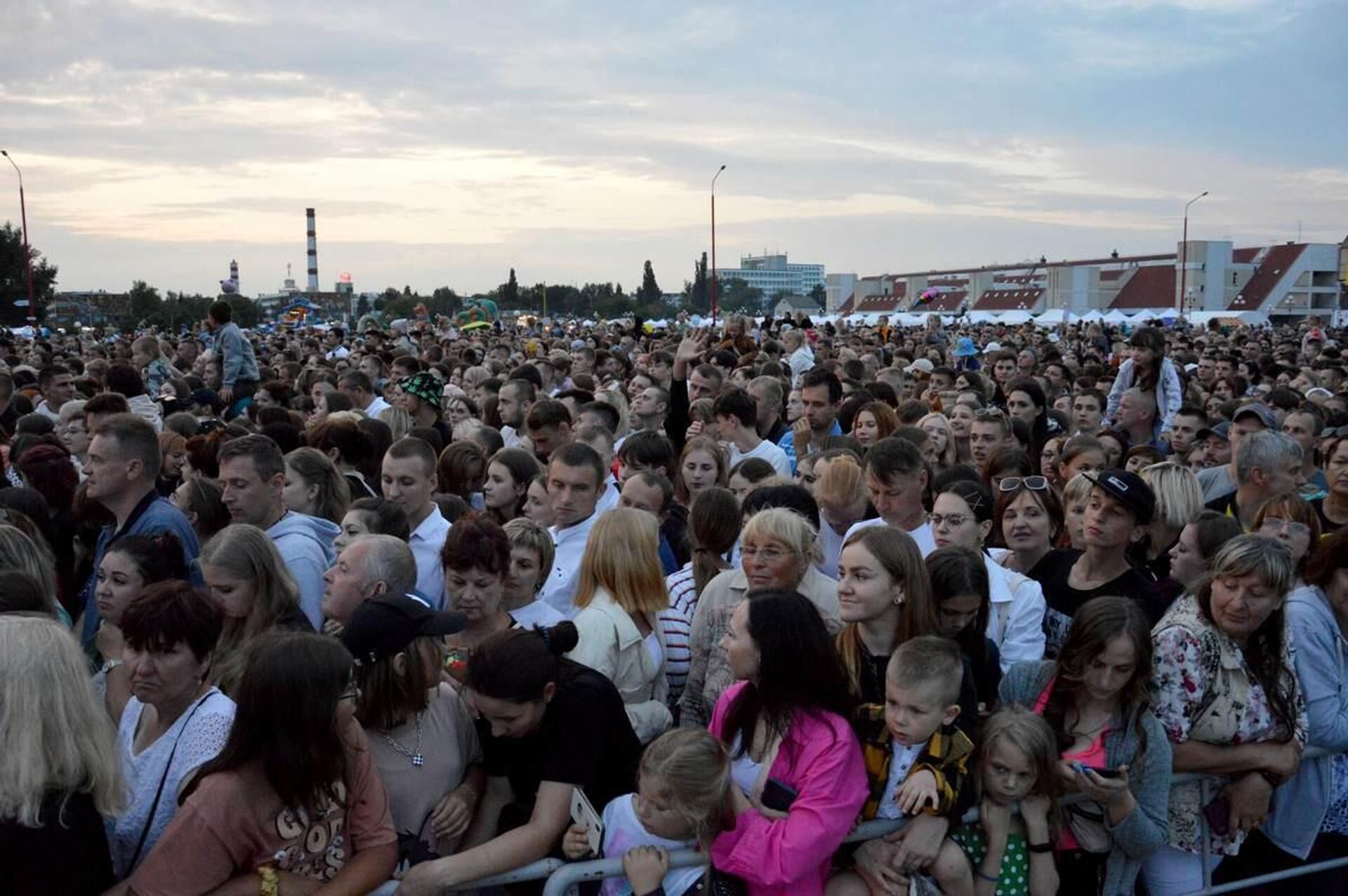 На концерт собрались десятки тысяч брестчан - Sputnik Беларусь, 1920, 31.07.2022