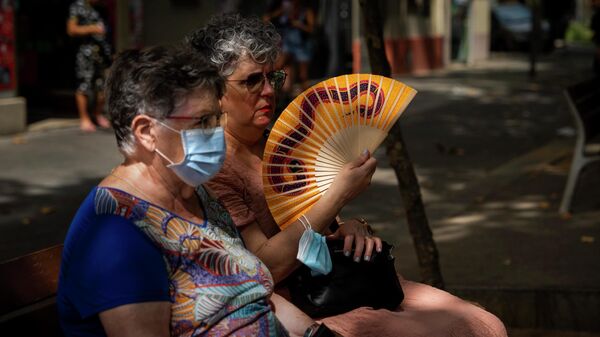 Женщины сидят на скамйеке в Испании - Sputnik Беларусь